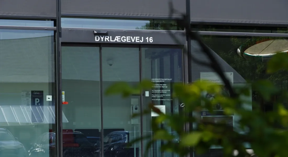 Indgangen til dyrehospitalet